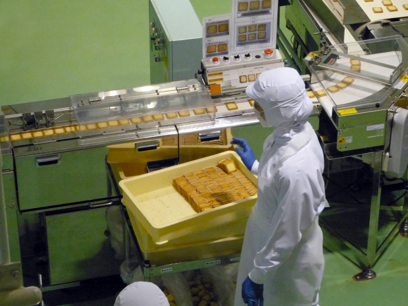 ecommerce-BARGEMON-min_japan_sapporo_chocolate_factory_label_packaging_cookie_machine_operator-961505